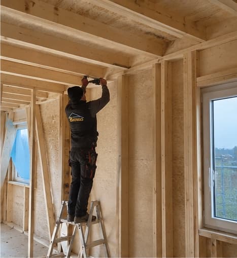 Prace montażowe wewnątrz prefabrykowanej konstrukcji